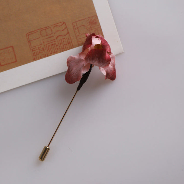 Buddha Stones Ręcznie robiona broszka z jedwabiu w kolorze ciemnoczerwonego aksamitu z irysem i symbolem szczęścia - image 11