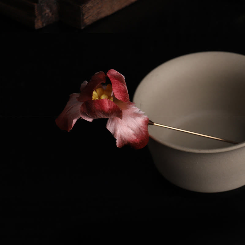 Buddha Stones Ręcznie robiona broszka z jedwabiu w kolorze ciemnoczerwonego aksamitu z irysem i symbolem szczęścia - image 4