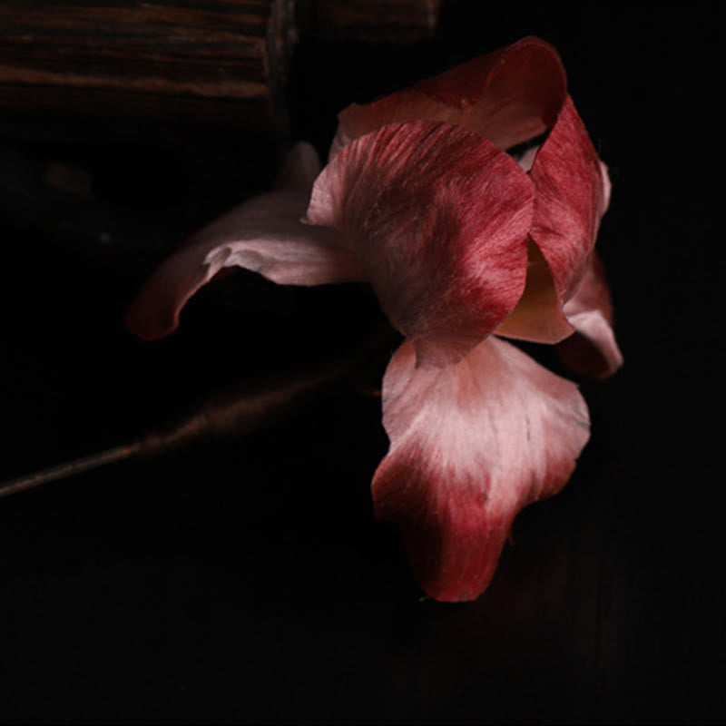 Buddha Stones Ręcznie robiona broszka z jedwabiu w kolorze ciemnoczerwonego aksamitu z irysem i symbolem szczęścia - image 9