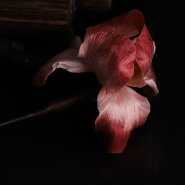 Buddha Stones Ręcznie robiona broszka z jedwabiu w kolorze ciemnoczerwonego aksamitu z irysem i symbolem szczęścia - image 9