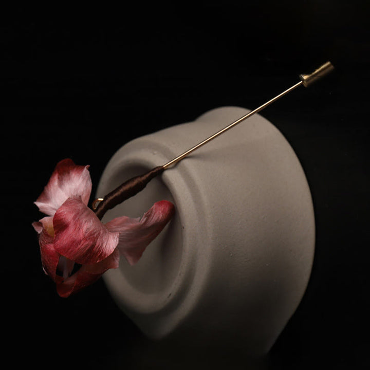 Buddha Stones Ręcznie robiona broszka z jedwabiu w kolorze ciemnoczerwonego aksamitu z irysem i symbolem szczęścia - image 2