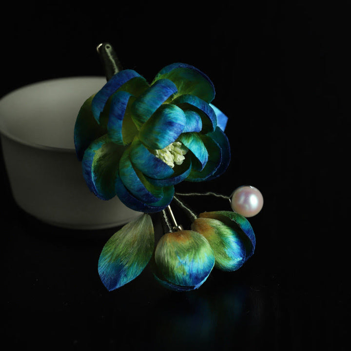 Buddha Stones Ręcznie robiona broszka ochronna z jedwabiu i aksamitu z kamelią - Kamelia (długość: około 7-8 cm) - image 0