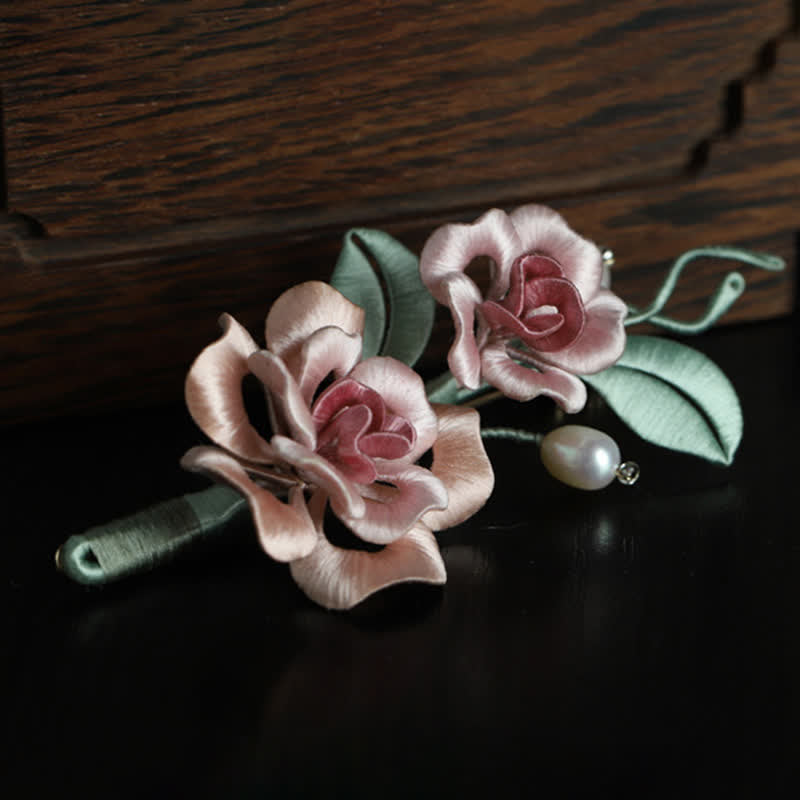 Buddha Stones Ręcznie wykonana broszka z jedwabiu z podwójnym kwiatem róży, błogosławieństwem i harmonią - Róża Bliźniacza (Długość: ok. 7-9 cm) - image 1