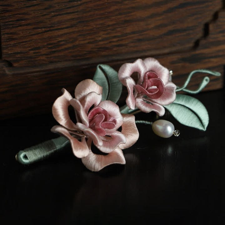 Buddha Stones Ręcznie wykonana broszka z jedwabiu z podwójnym kwiatem róży, błogosławieństwem i harmonią - Róża Bliźniacza (Długość: ok. 7-9 cm) - image 1