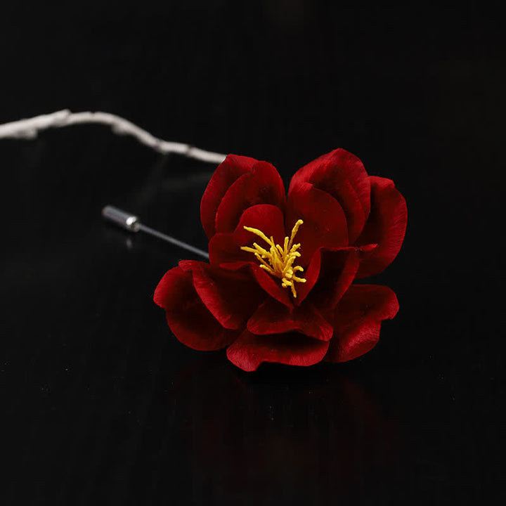 Buddha Stones Broszka z ręcznie robionego jedwabiu z czerwonym kamelem, z napisem „Błogosławieństwo i szczerość” z dziedzictwa kulturowego - Kamelia (rozmiar: około 11*5,5 cm) - image 0