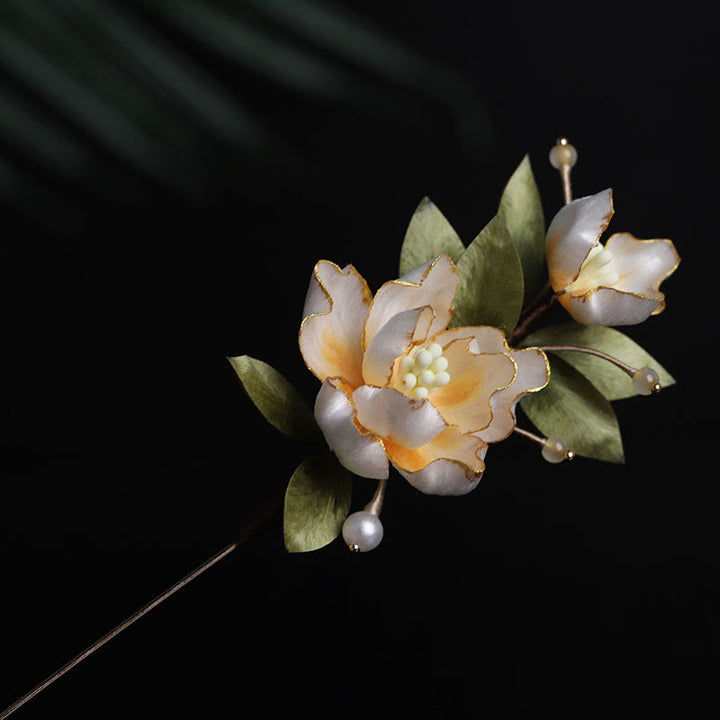 Buddha Stones Ręcznie wykonana broszka z jedwabiu w kształcie złotego kwiatu piwonii, symbolizująca szczęście - Złota piwonia około 7 cm - image 0