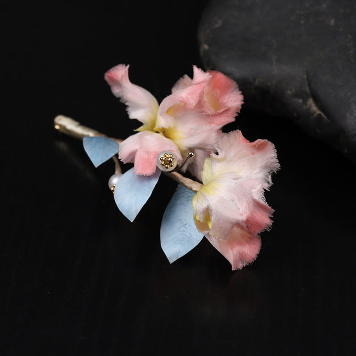 Buddha Stones Ręcznie wykonana broszka ochronna z jedwabiu w kolorze różowym z kwiatem irysa - image 1