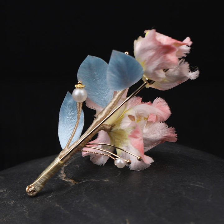 Buddha Stones Ręcznie wykonana broszka ochronna z jedwabiu w kolorze różowym z kwiatem irysa - image 3