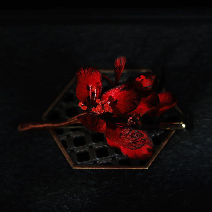 Buddha Stones Ręcznie wykonana broszka z jedwabiu z cyklamenem i kwiatem persycum - Cyklamen perski około 7 cm - image 0