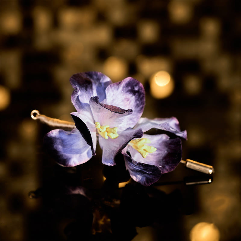 Buddha Stones Ręcznie wykonana broszka z jedwabnego aksamitu w kolorze jasnofioletowym z kwiatem irysa - Jasnofioletowy irys około 7 cm - image 0