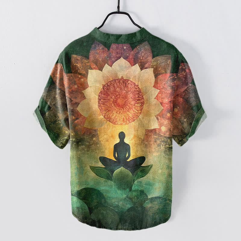 Buddha Stones Koszula męska z krótkim rękawem i półguzikiem z bawełny z motywem medytującej figury lotosu - image 1