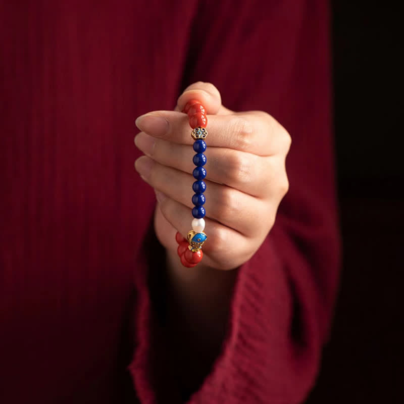 Buddha Stones Bransoletka z koralików z motywem błogosławieństwa i zawieszką w kształcie chmurki z rybką koi i lapis lazuli w kolorze cynobru - image 10