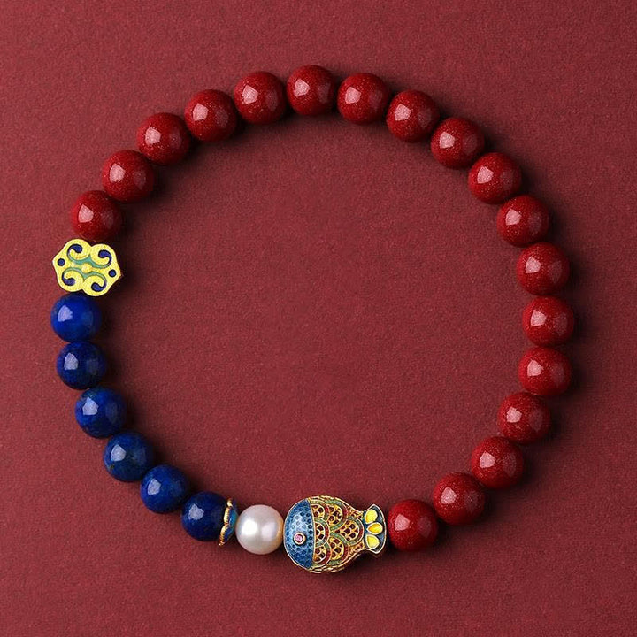 Buddha Stones Bransoletka z koralików z motywem błogosławieństwa i zawieszką w kształcie chmurki z rybką koi i lapis lazuli w kolorze cynobru - Cynober (obwód nadgarstka 14-15 cm) - image 0