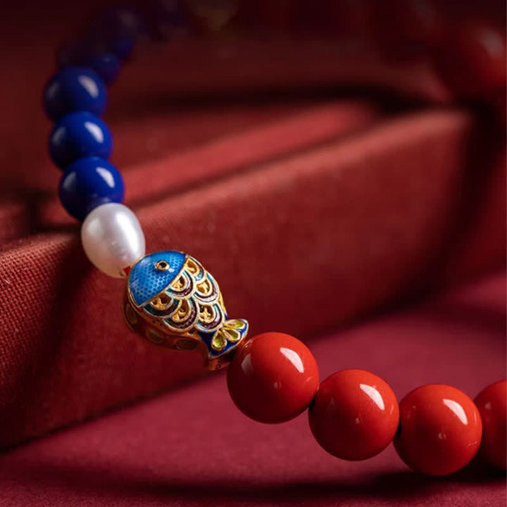 Buddha Stones Bransoletka z koralików z motywem błogosławieństwa i zawieszką w kształcie chmurki z rybką koi i lapis lazuli w kolorze cynobru - image 9