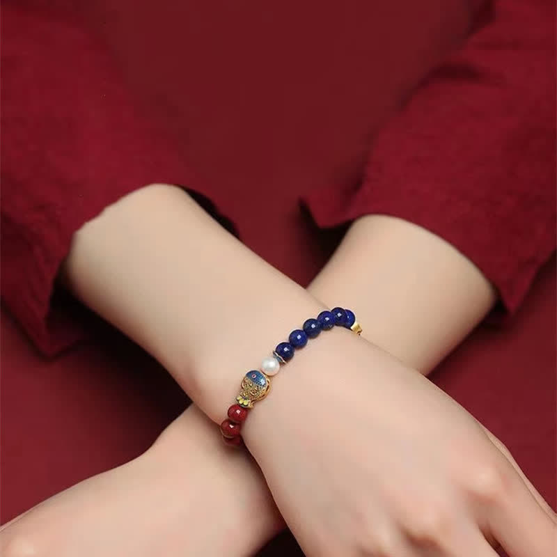 Buddha Stones Bransoletka z koralików z motywem błogosławieństwa i zawieszką w kształcie chmurki z rybką koi i lapis lazuli w kolorze cynobru - image 3
