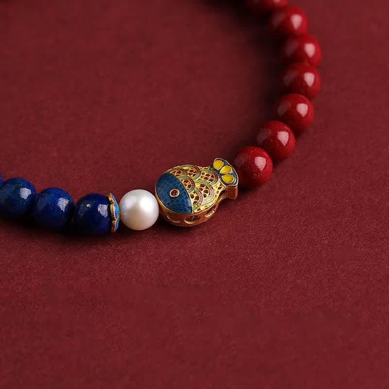 Buddha Stones Bransoletka z koralików z motywem błogosławieństwa i zawieszką w kształcie chmurki z rybką koi i lapis lazuli w kolorze cynobru - image 1