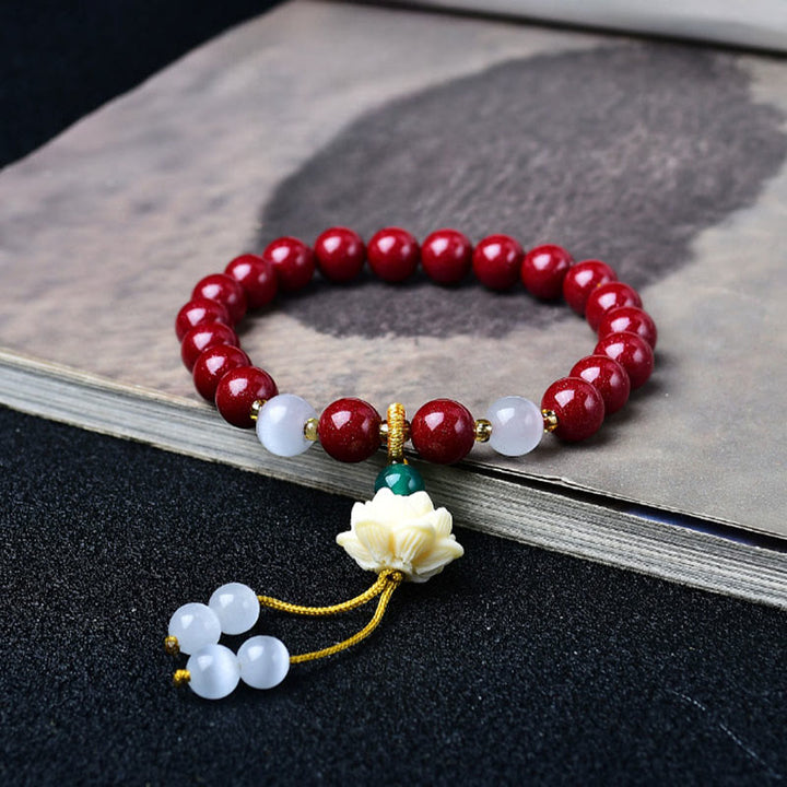 Buddha Stones Naturalna bransoletka z zawieszką z kociego oka w kolorze cynobru i kości słoniowej z motywem lotosu - Cynober 8 mm (obwód nadgarstka: 15–16 cm) - image 0