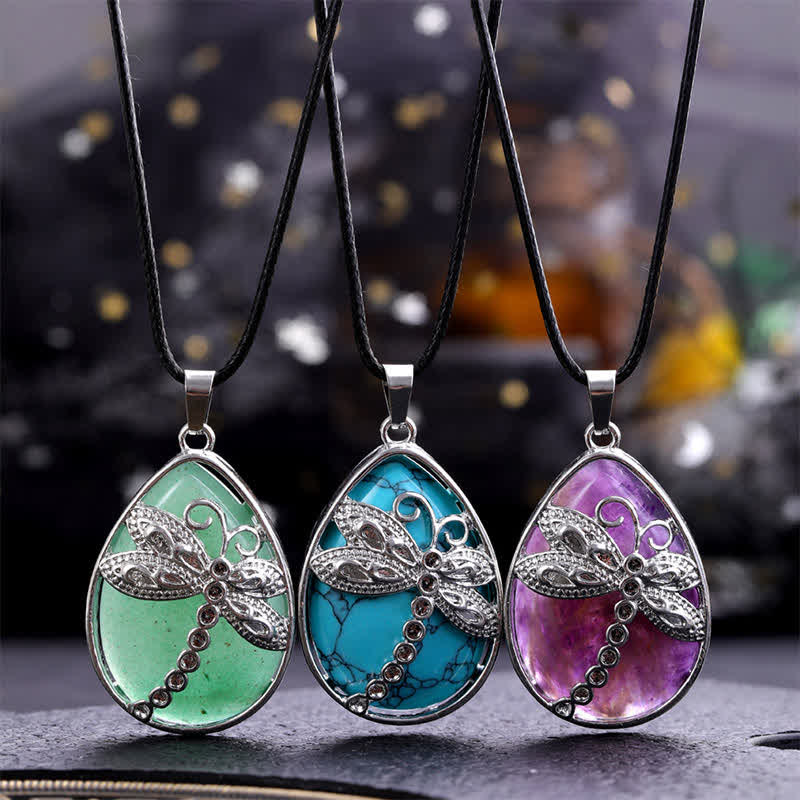 Buddha Stones Naszyjnik z naturalnym zielonym awenturynem w kształcie łezki z ważką i kryształową równowagą - image 0