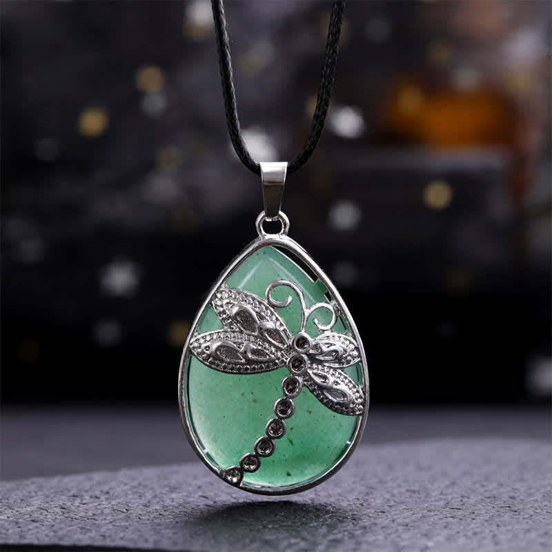 Buddha Stones Naszyjnik z naturalnym zielonym awenturynem w kształcie łezki z ważką i kryształową równowagą - Naturalny zielony awenturyn (kolor może się różnić) - image 1