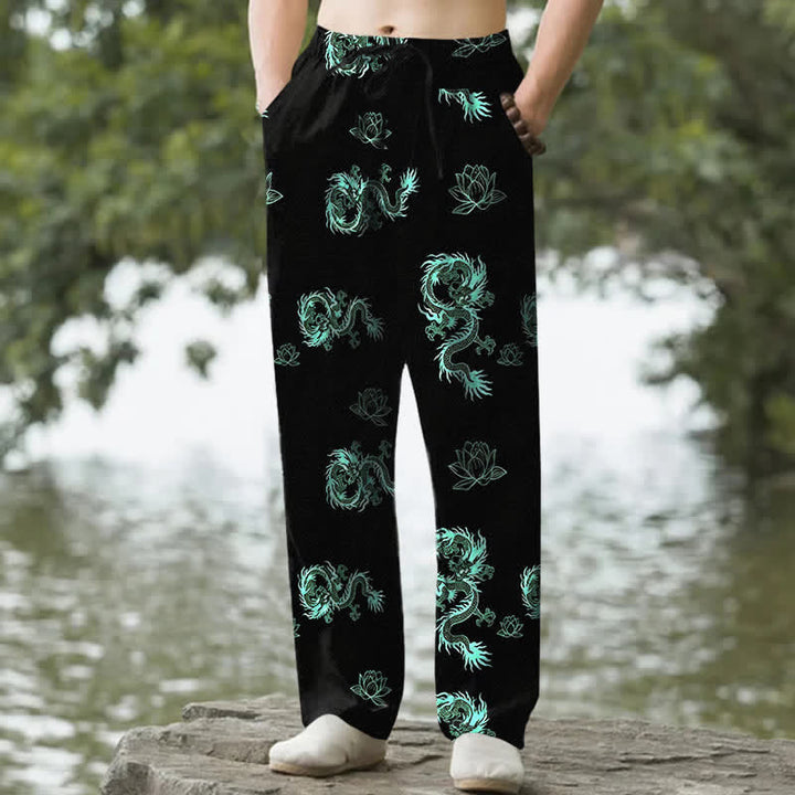 Buddha Stones Spodnie męskie zwężane z kieszeniami i wzorem "Bawełniany smok i lotos" - Akwamaryn - US/UK/AU50, EU60 (5XL) - image 4