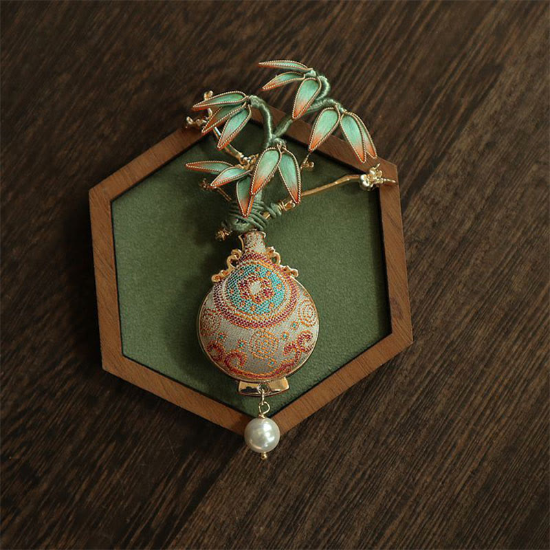 Buddha Stones Broszka z motywem liści bambusa Song Brocade w wazonie Balance - image 0