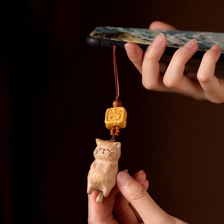 Buddha Stones Ręcznie rzeźbiony telefon z motywem kota na szczęście z drewna bukowego - image 1