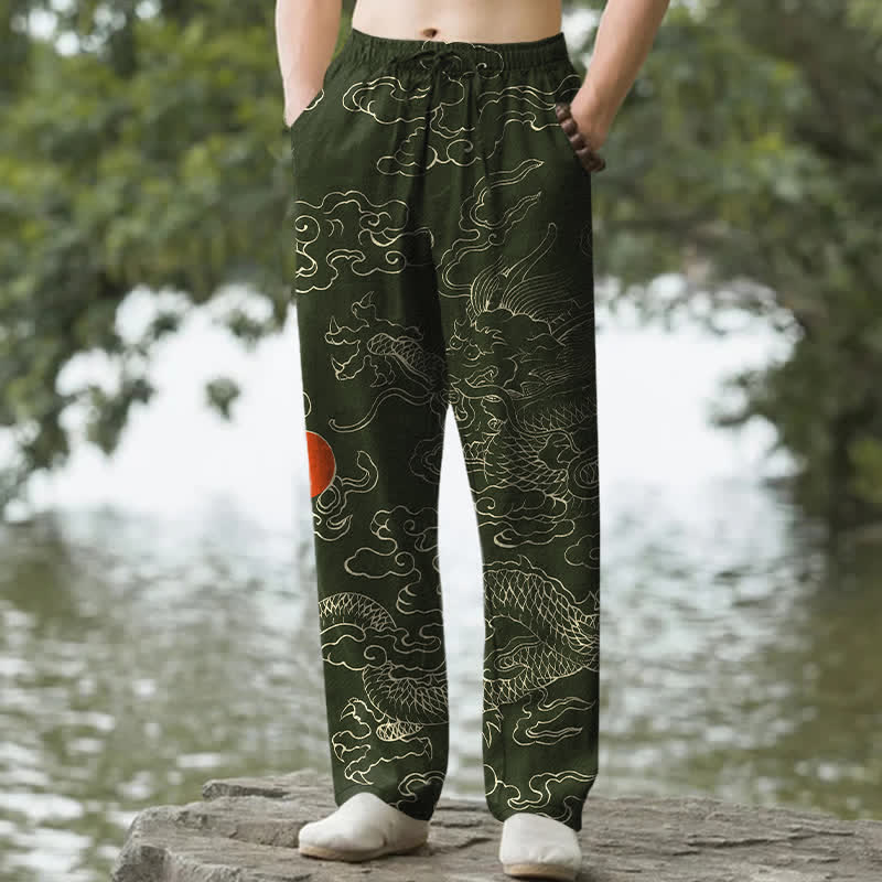 Buddha Stones Spodnie męskie zwężane z bawełny z kieszeniami i wzorem „Latający smok goniący słońce” - DarkOliveGreen - US/UK/AU50, EU60 (5XL) - image 0