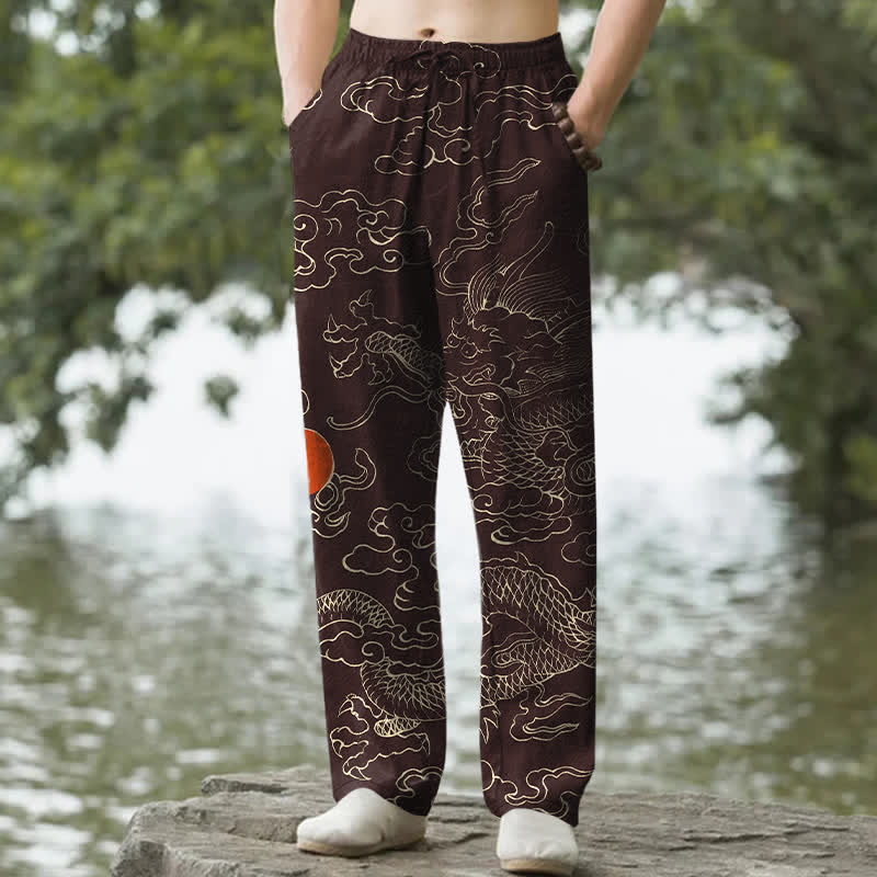 Buddha Stones Spodnie męskie zwężane z bawełny z kieszeniami i wzorem „Latający smok goniący słońce” - SaddleBrown - US/UK/AU50, EU60 (5XL) - image 4