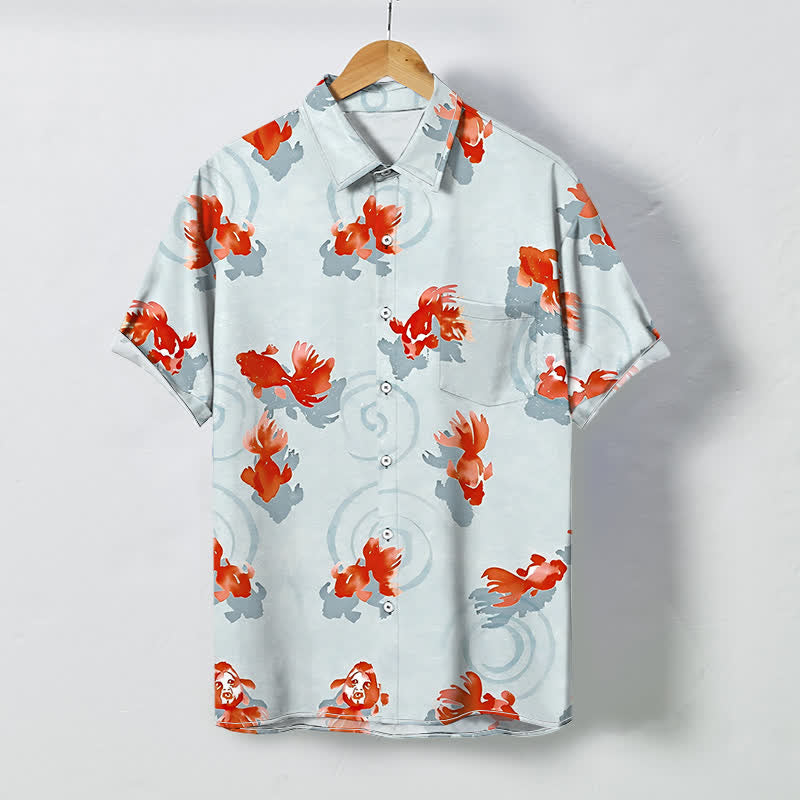 Buddha Stones Koszula męska z krótkim rękawem, odporna na zagniecenia, z nadrukiem ryby Koi i falowanymi guzikami - PowderBlue - US/UK/AU48， EU58 (4XL) - image 0