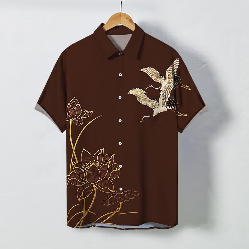 Buddha Stones Koszula męska z krótkim rękawem i oddychającym wzorem w kształcie żurawia i lotosu - SaddleBrown - US/UK/AU48， EU58 (4XL) - image 0