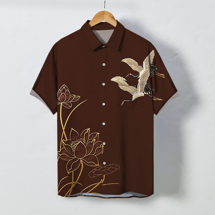 Buddha Stones Koszula męska z krótkim rękawem i oddychającym wzorem w kształcie żurawia i lotosu - SaddleBrown - US/UK/AU48， EU58 (4XL) - image 0