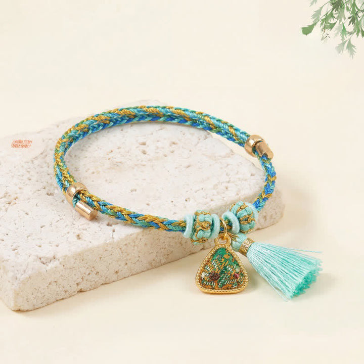 Buddha Stones Ręcznie tkana pięciokolorowa bransoletka z zielonego brokatu z motywem szczęścia i sakiewki z jabłkiem i tykwą w kształcie chińskiego zamka - Zongzi (ten sam odcień koloru – wzór różny) - image 0