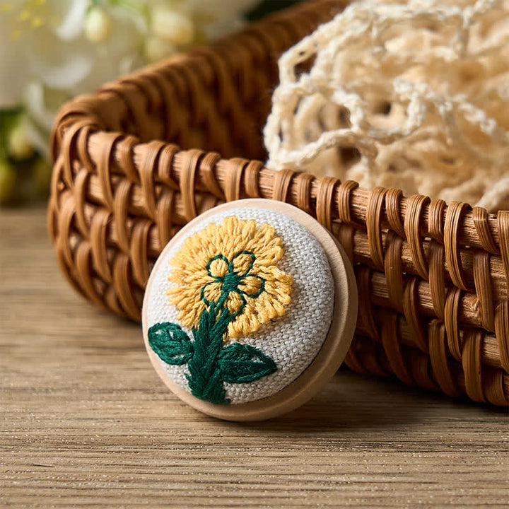 Buddha Stones Broszka okrągła z motywem kwiatowym, ręcznie robiona z materiału - Daisy - Światło - image 0