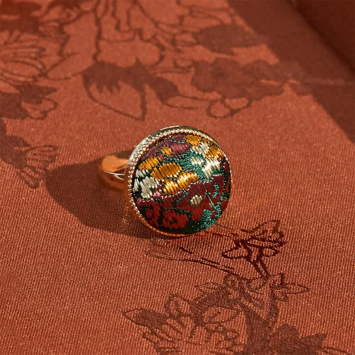 Buddha Stones Elegancki okrągły haftowany pierścień Song Brocade - Ciemnozielony (ten sam odcień koloru – wzór może się różnić) - image 0