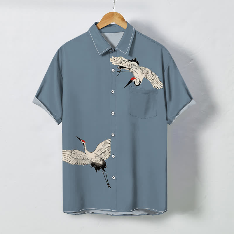 Buddha Stones Koszula męska z krótkim rękawem i oddychającym nadrukiem „Soaring White Crane Pattern” - LightSteelBlue - US/UK/AU48， EU58 (4XL) - image 0
