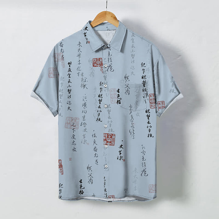 Buddha Stones Koszula męska z krótkim rękawem, oddychająca, z czerwonymi guzikami i wzorem foki w chińskiej kaligrafii - LightSteelBlue - US/UK/AU48， EU58 (4XL) - image 0
