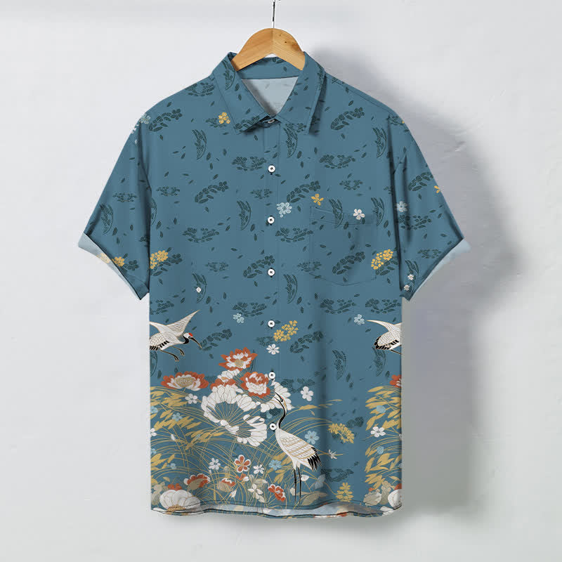 Buddha Stones Koszula męska z krótkim rękawem, oddychająca, z kwiatowym wzorem żurawia i guzikami - Stalowoniebieski - US/UK/AU48， EU58 (4XL) - image 0