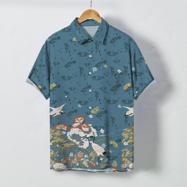 Buddha Stones Koszula męska z krótkim rękawem, oddychająca, z kwiatowym wzorem żurawia i guzikami - Stalowoniebieski - US/UK/AU48， EU58 (4XL) - image 0
