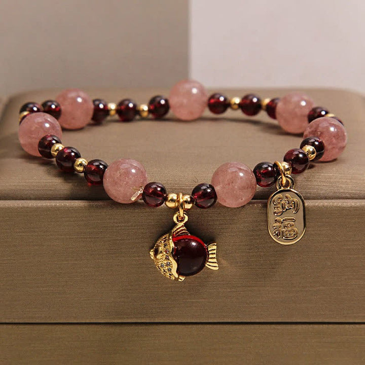 Buddha Stones Bransoletka lecznicza z kwarcem truskawkowym i granatem w kształcie ryby Koi Fu - Ryba Koi (Sukces ♥ Determinacja) - image 0