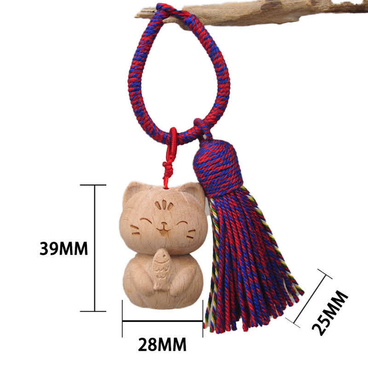 Buddha Stones Ręcznie rzeźbione, jasne, drewniane breloki uziemiające z frędzlami w kształcie kota na szczęście - Magenta Kot Jedzący Rybę - image 16
