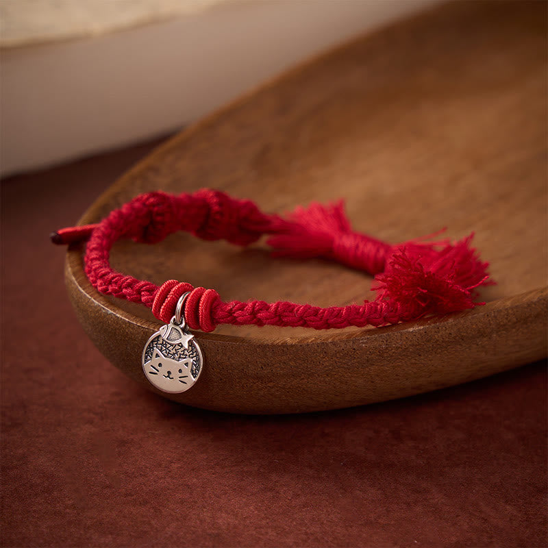 Buddha Stones Bransoletka z regulowanym sznurkiem z czerwonego srebra próby 925 z uroczym kotem i ochroną przed rybami - Ciemnoczerwony (obwód nadgarstka 14–17 cm) - image 0