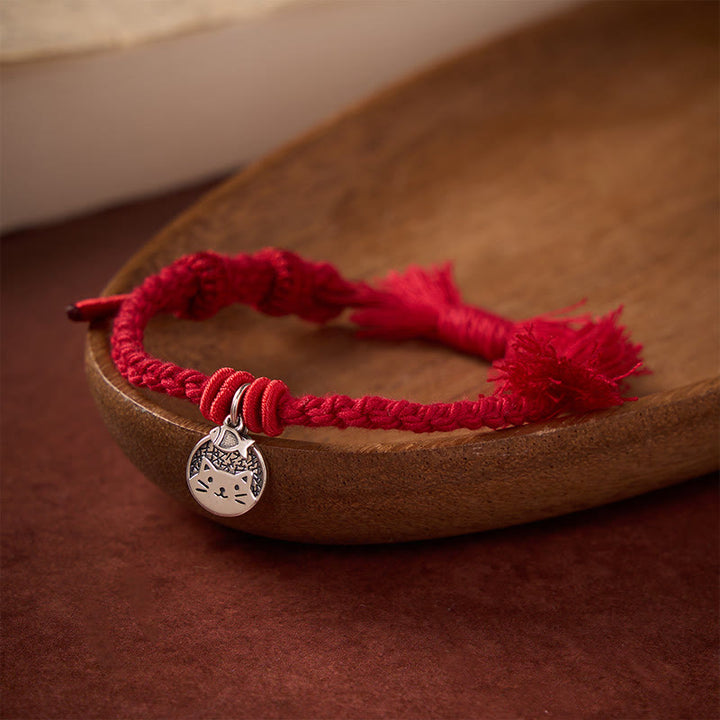 Buddha Stones Bransoletka z regulowanym sznurkiem z czerwonego srebra próby 925 z uroczym kotem i ochroną przed rybami - Ciemnoczerwony (obwód nadgarstka 14–17 cm) - image 0