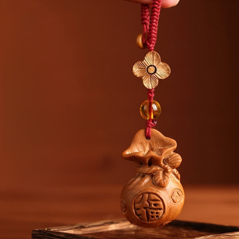 Buddha Stones Breloczki do kluczy z motywem szczęścia Peach Wood Fu Character Lotus Wealth Pouch - Kwiat śliwy, czerwona lina - image 1