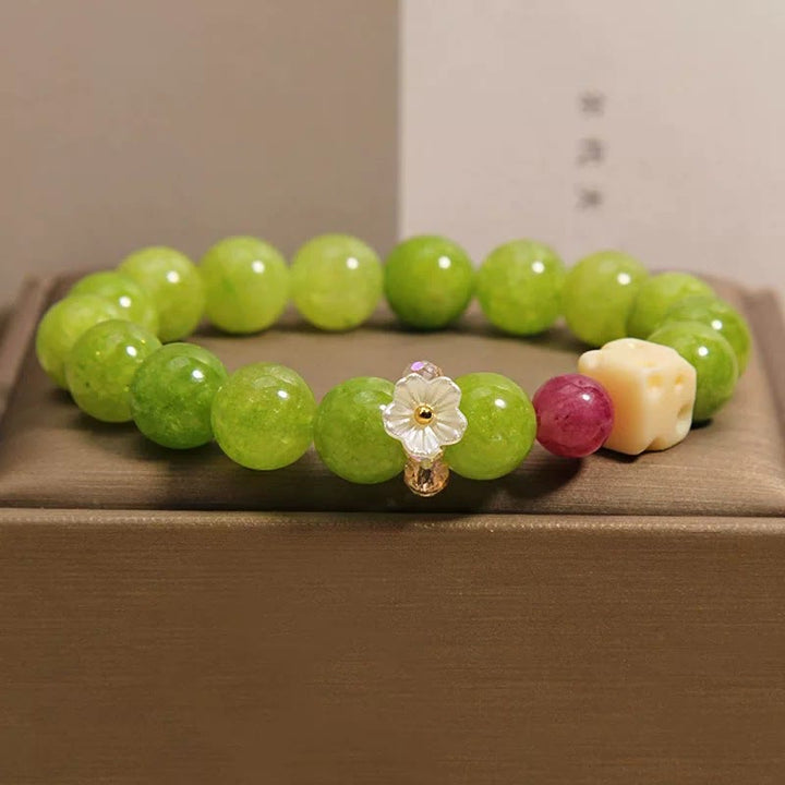 Buddha Stones Bransoletka z koralików leczniczych z zawieszką kwiatu perydotu - Peridot (obwód nadgarstka: 16–17 cm) - image 0