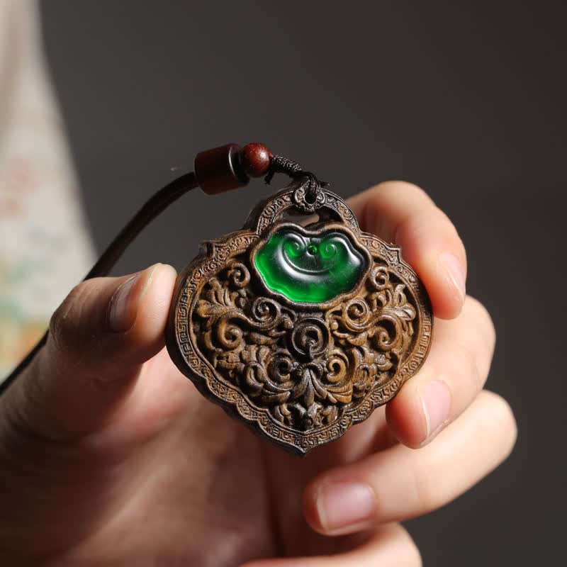 Buddha Stones Naszyjnik z kłódką szczęścia i dobrych życzeń z rzeźbionego zielonego agatu z drewna sappanwood - Zamek dobrych życzeń - image 0