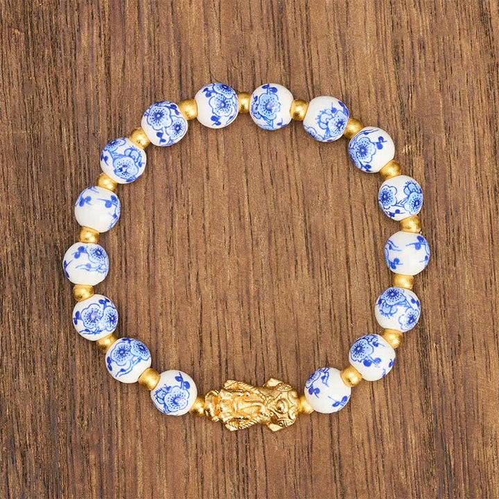 Buddha Stones Bransoletka z białych porcelanowych koralików PiXiu z niebieskimi kwiatowymi koralikami i pomyślnością - image 1