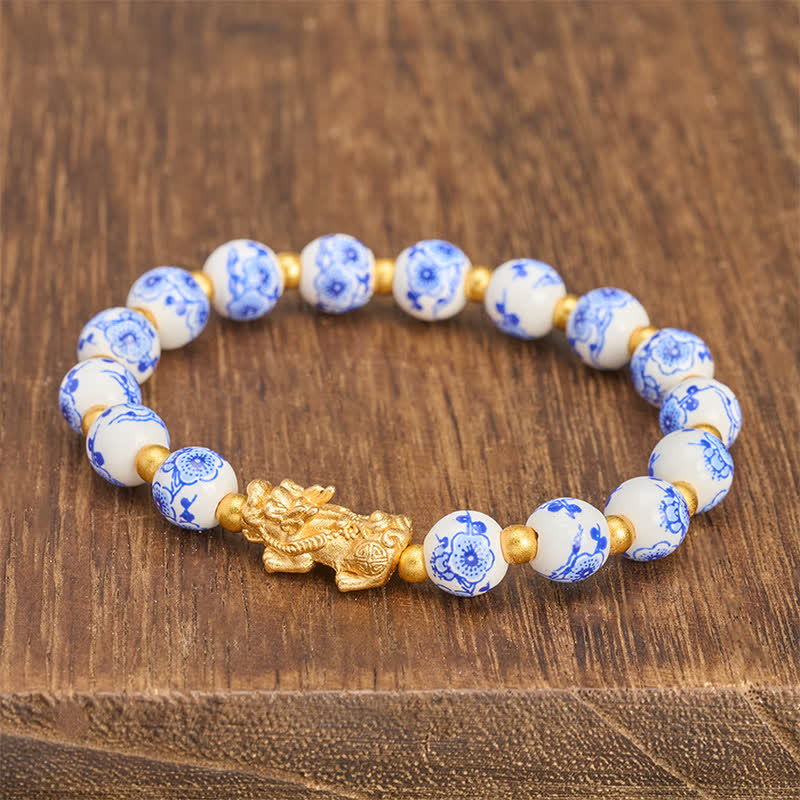 Buddha Stones Bransoletka z białych porcelanowych koralików PiXiu z niebieskimi kwiatowymi koralikami i pomyślnością - image 2