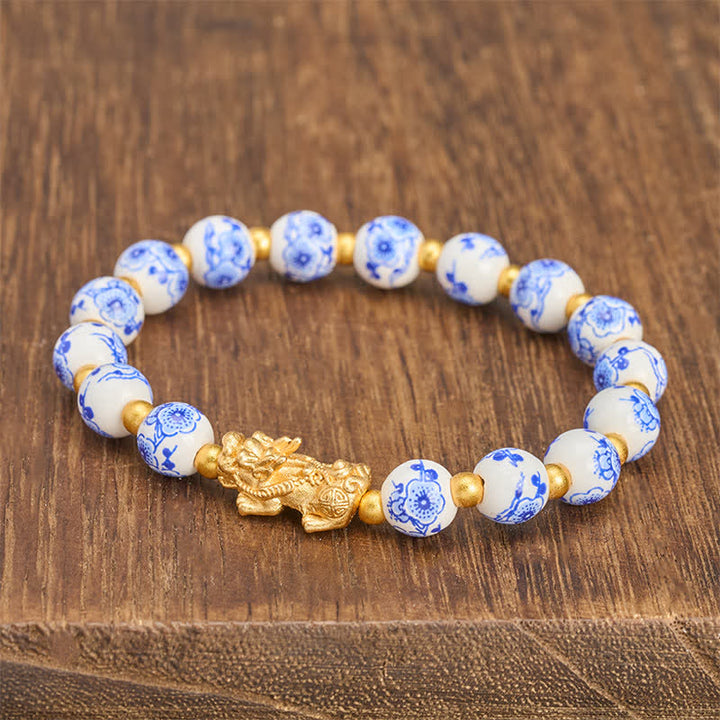 Buddha Stones Bransoletka z białych porcelanowych koralików PiXiu z niebieskimi kwiatowymi koralikami i pomyślnością - image 2