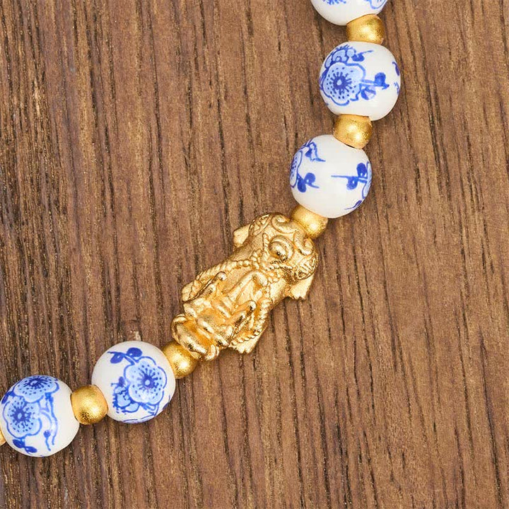 Buddha Stones Bransoletka z białych porcelanowych koralików PiXiu z niebieskimi kwiatowymi koralikami i pomyślnością - image 4