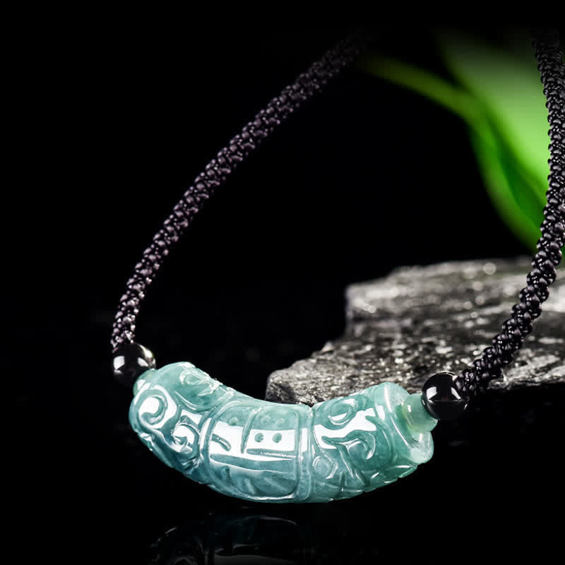 Buddha Stones Naszyjnik z grawerowanym zakrzywionym paskiem z postacią z jadeitu Fu, przynoszący szczęście i błogosławieństwo - image 1